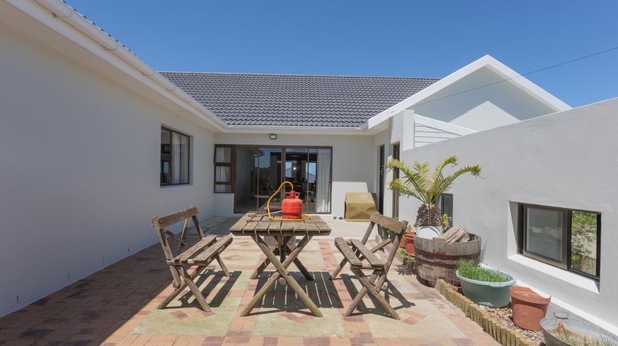 4 Bedroom Property for Sale in Struisbaai Western Cape